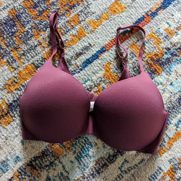 Victoria's secret wire bra color looks more light. Second photo - Picture 1 of 3
